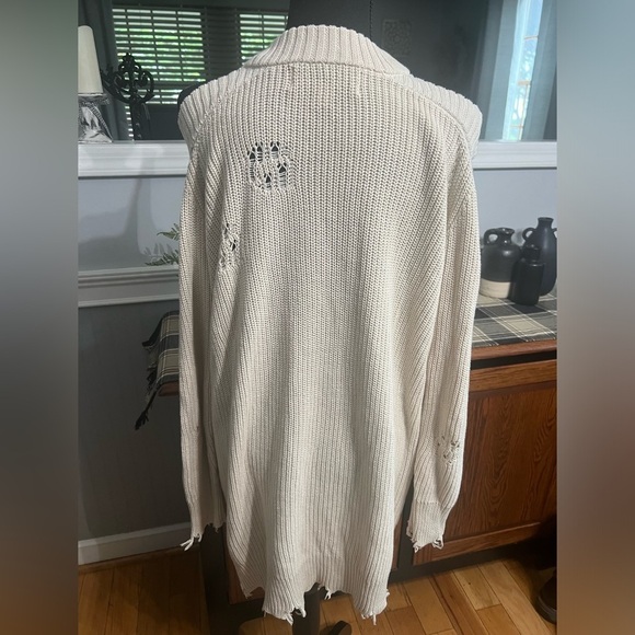 Vintage Havana Women’s Cold Shoulder Distressed Sweater - Picture 8 of 9